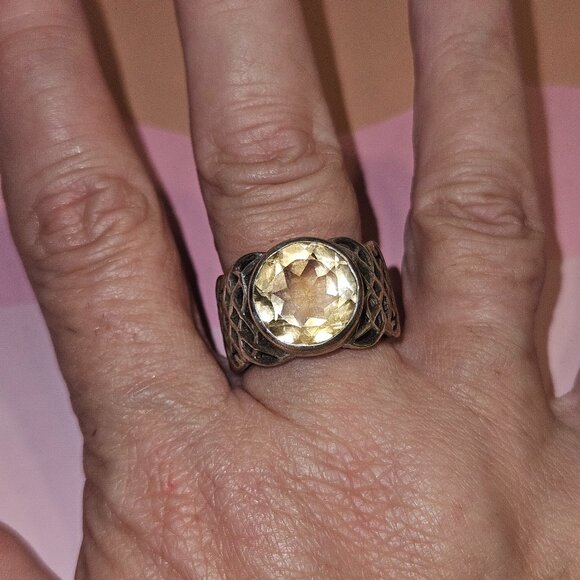 Elegant Silpada ring with a faceted pale yellow Swarovski crystal - Picture 1 of 3